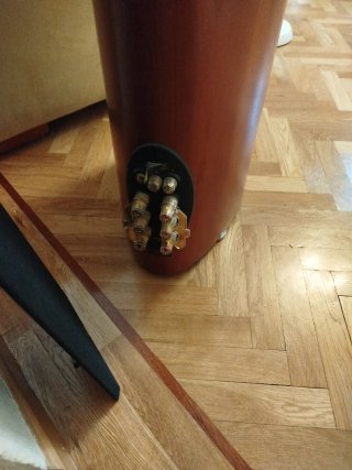 Altavoces KEF Marrones y Negros