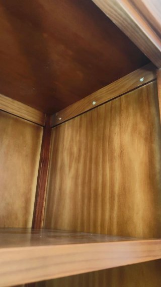 Mueble de madera con puertas de cristal