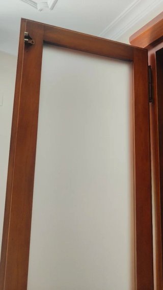 Mueble de madera con puertas de cristal