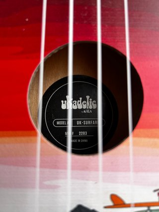 Ukelele Uladelic con diseño tropical