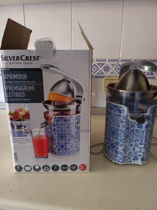 Exprimidor Silvercrest azul y blanco