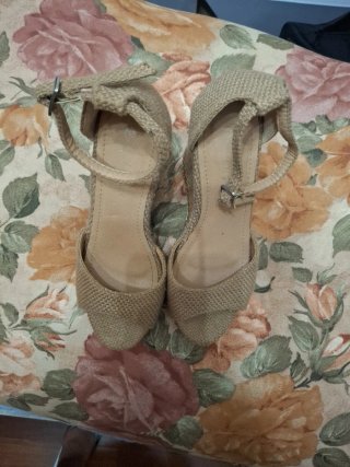 Sandalias de cuña altas beige y marrón