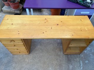 Escritorio de madera con cajones