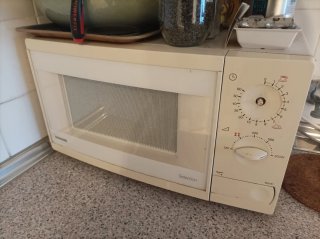 Muebles de cocina, pica, grifo y microondas