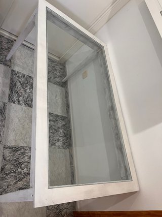 Mesa de madera y cristal blanca