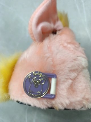 Furby rosa con pelo amarillo