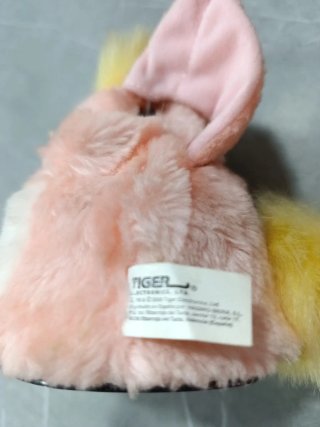 Furby rosa con pelo amarillo