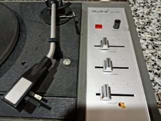 Tocadiscos portátil antiguo