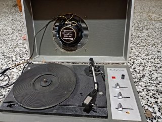 Tocadiscos portátil antiguo