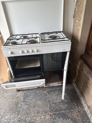 Cocina blanca corbero de gas, con horno y 4 fuegos