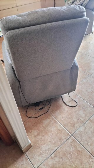 Dos sillones eléctricos color gris de tela