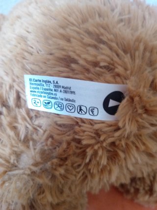 Oso de peluche marrón con lazo
