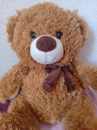 Oso de peluche marrón con lazo