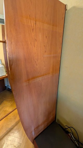 Vitrina de madera con puertas de cristal