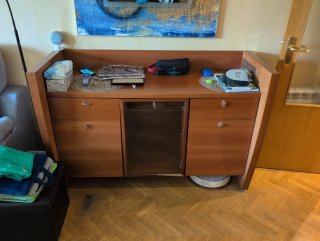Vitrina de madera con puertas de cristal y aparado