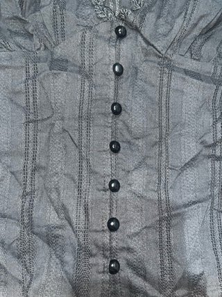 Blusa negra con botones y encaje