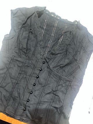 Blusa negra con botones y encaje