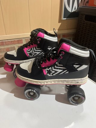 Pattini a rotelle neri e rosa con stelle