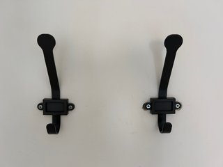 2 Percheros Negros Metálicos