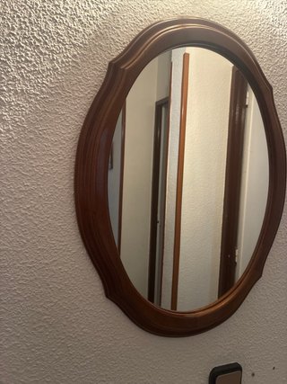 Mueble de entrada de madera con espejo