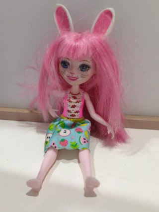 Figuras de Juguete: Niño, Coneja y Muñeca