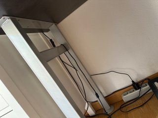 Escritorio con cajonera morada