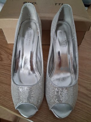 Zapatos de tacón plateados talla 37