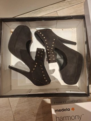 Tacones negros con tachuelas