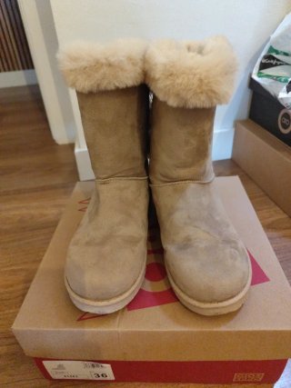 Botas UGG Beige con Lazos