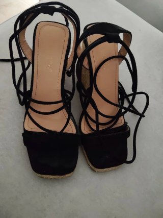 Cuñas negras con cuerdas