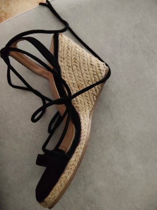 Cuñas negras con cuerdas