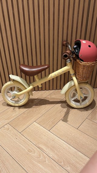 Bici de equilibrio infantil + casco rosa