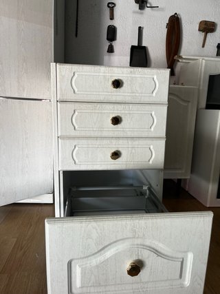 Mueble de madera con 4 cajones