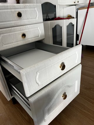 Mueble de madera con 4 cajones