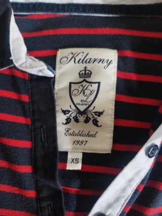 Polo Kilarney rayas rojas y azul marino