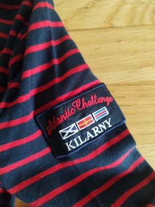 Polo Kilarney rayas rojas y azul marino