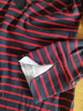 Polo Kilarney rayas rojas y azul marino