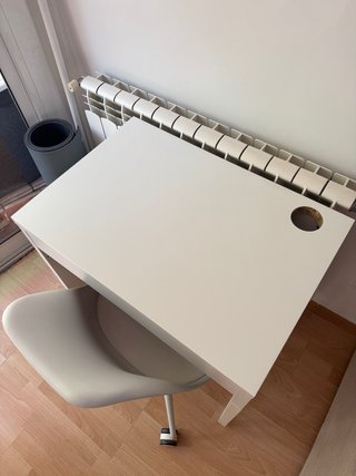 Escritorio y silla con ruedas