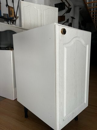 Mueble de cocina madera blanco y oro