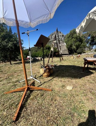 Sombrilla de tela y madera