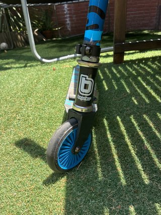 Patinete Bopster azul y negro funciona muy bien