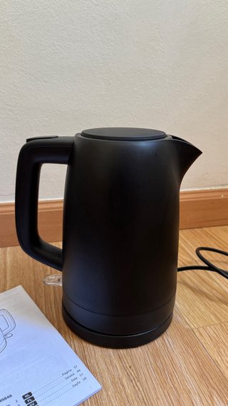 Hervidor de agua Amazon Basics negro