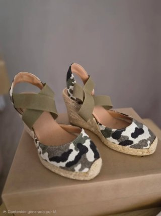 Zapatos de cuña con estampado militar