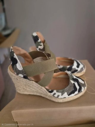 Zapatos de cuña con estampado militar