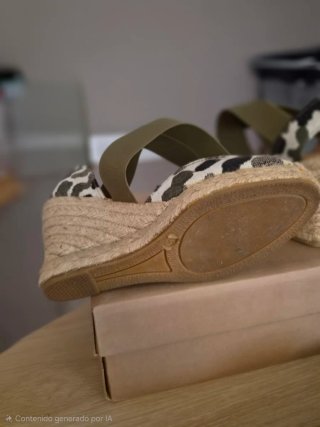 Zapatos de cuña con estampado militar