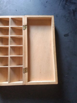 Caja antigua para organizar sellos