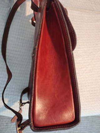 Mochila de cuero Artesanal. Diseño elegante.