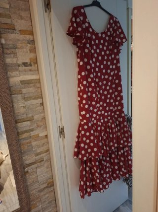 Traje de flamenca burdeos con lunares blancos