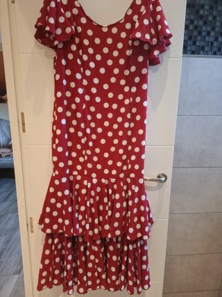 Traje de flamenca burdeos con lunares blancos
