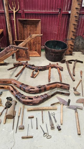 Lote de antigüedades y herramientas